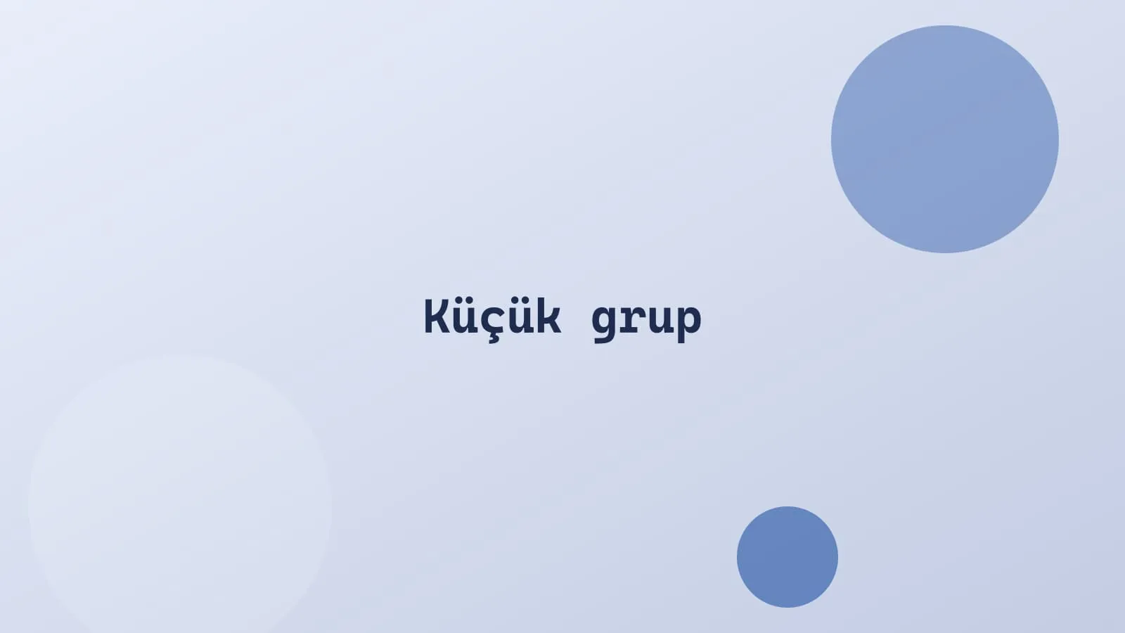 Küçük grup halinde masa etkinliği yapan çocuklar