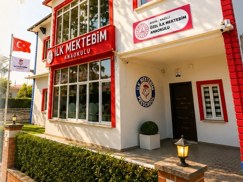 Özel İlk Mektebim Anaokulu girişi: tabela, bayrak ve bahçe yolu